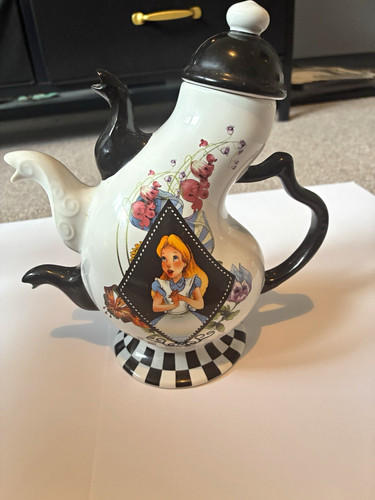 Official disney parks - alice, in